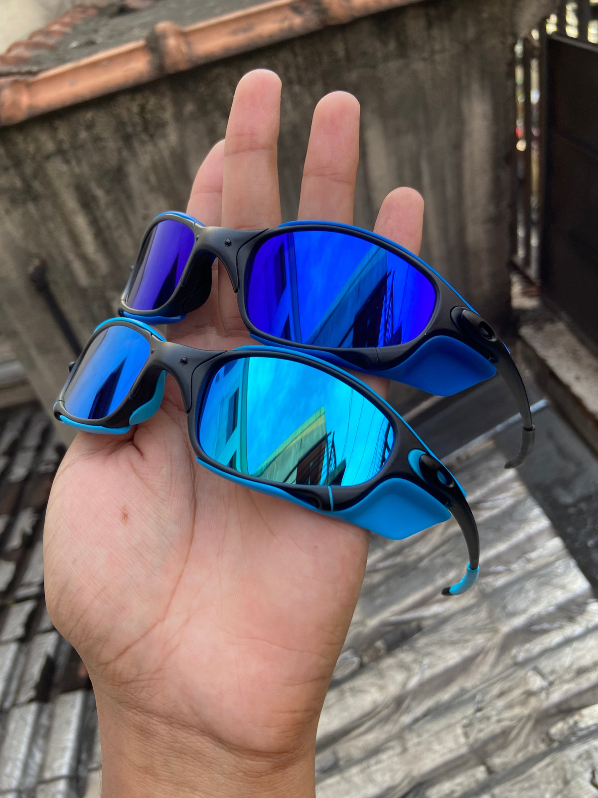 Combo 2 Lupas - Óculos de sol Juliet Carbon Lentes Neon Blue com sideblinder e kit azul escuro + Juliet Carbon Lentes Ice Thug com Sideblinder e kit azul bebê