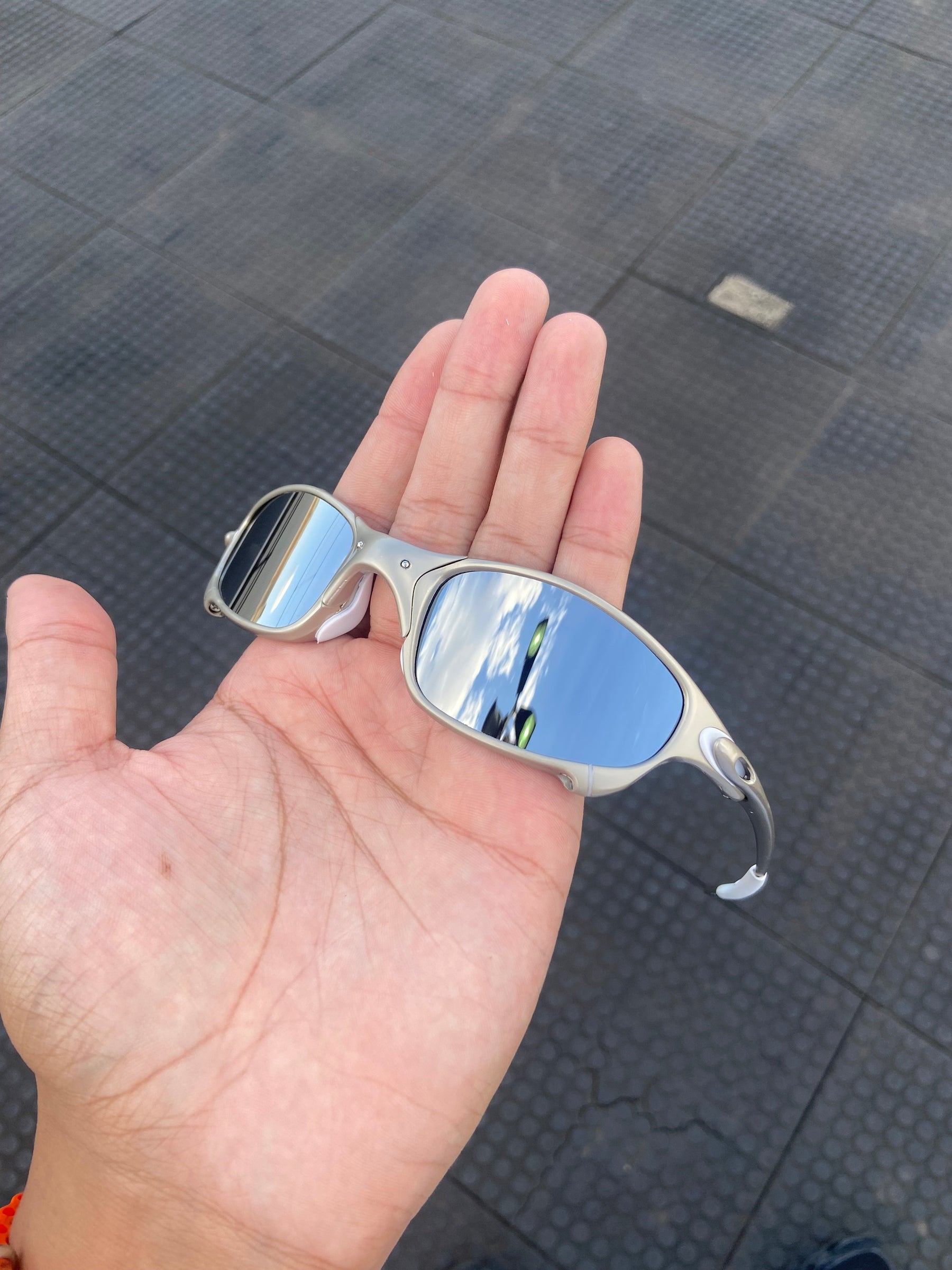 Óculos de sol Juliet Plasma Lentes Liquid Metal (cinza espelhado) Kit Branco