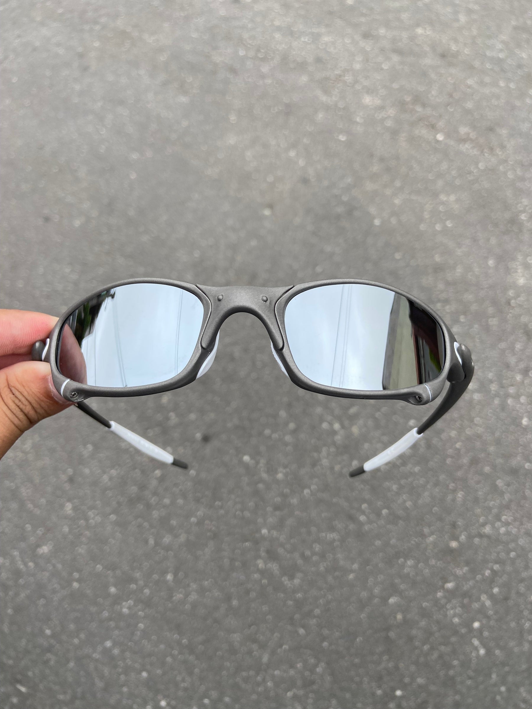 Óculos de sol Juliet Xmetal Lentes Liquid Metal (cinza espelhado) Kit Branco