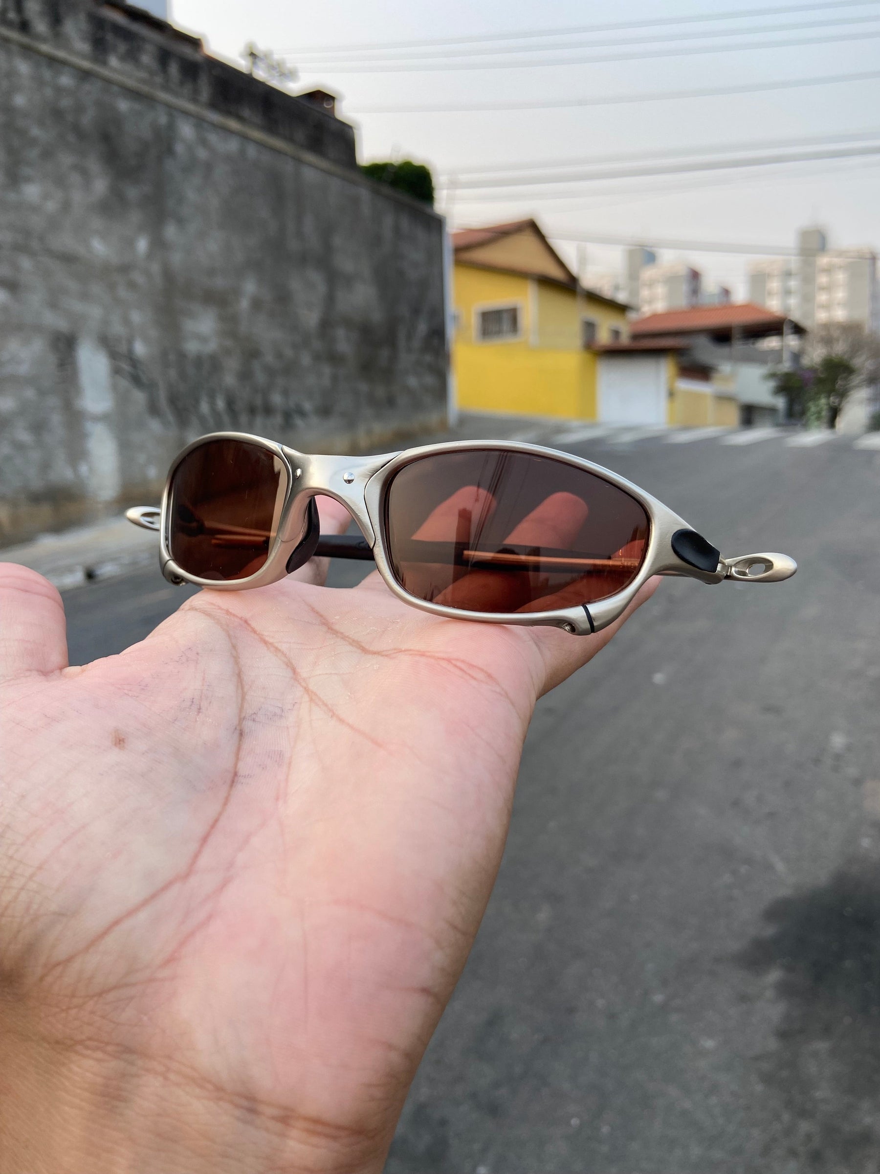 Óculos de Sol Juliet Plasma Lentes Vr28 (marrom claro)