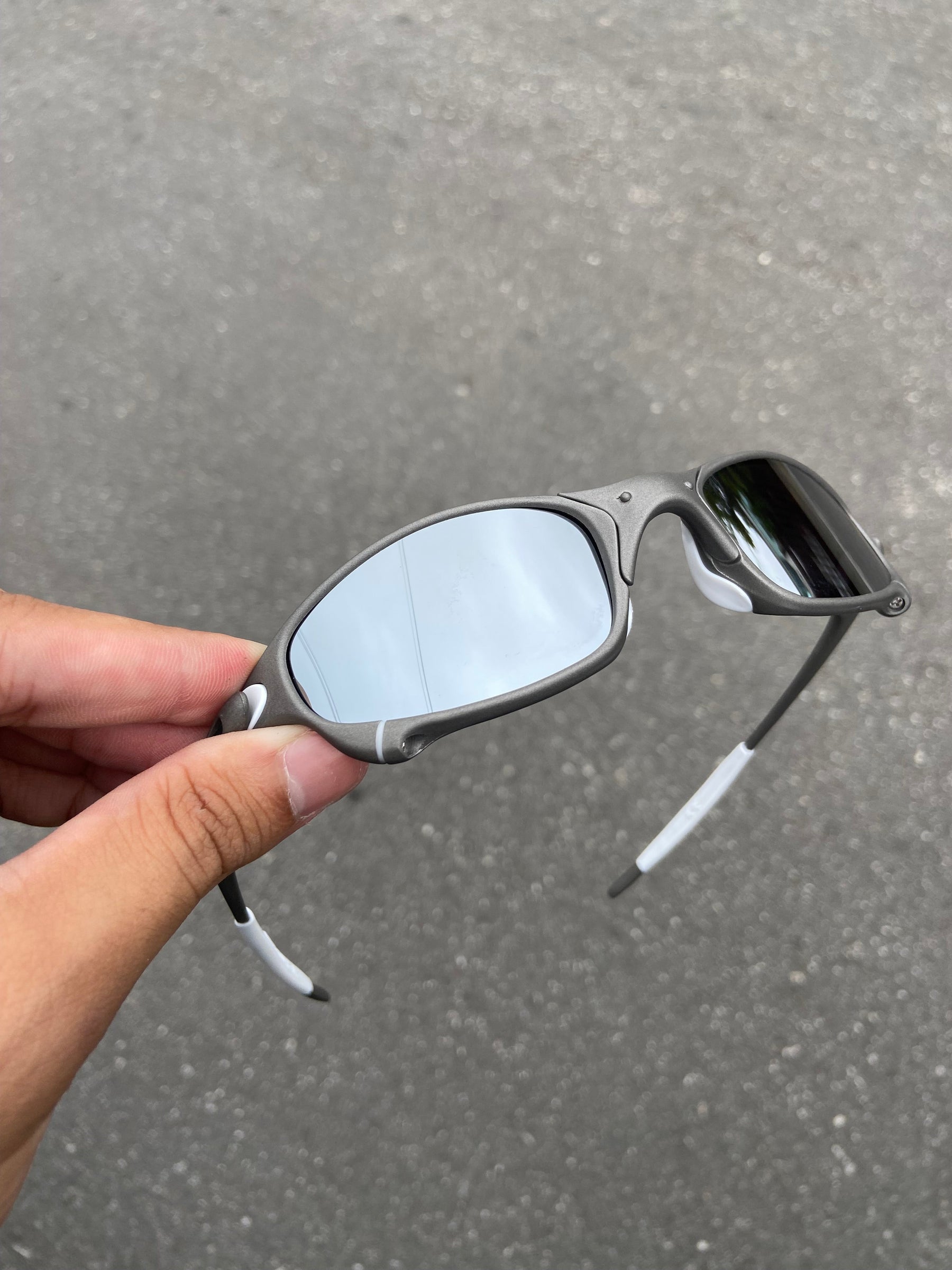 Óculos de sol Juliet Xmetal Lentes Liquid Metal (cinza espelhado) Kit Branco