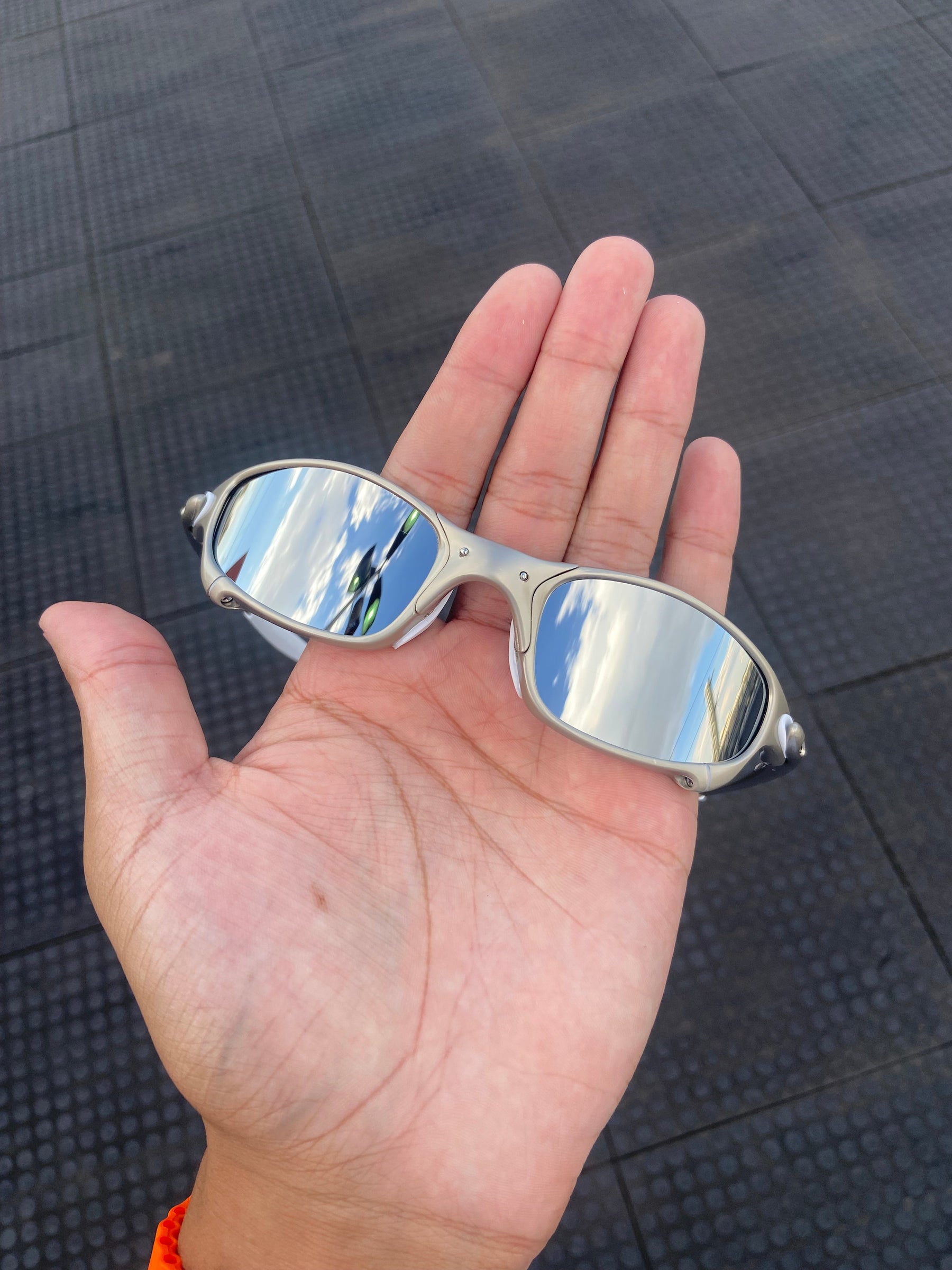 Óculos de sol Juliet Plasma Lentes Liquid Metal (cinza espelhado) Kit Branco